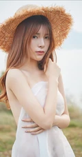 河边，青草地，头戴草帽，身穿薄纱白裙的修身气质女生小语气质写真图集