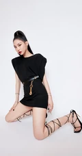 王霏霏时尚春夏款黑色连衣裙动人写真，尽显高挑身材修长线条感
