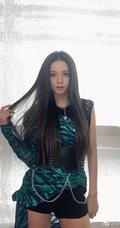 金智秀酷美时尚紧身衣短裤大秀线条感写真照片