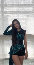 金智秀酷美时尚紧身衣短裤大秀线条感写真照片