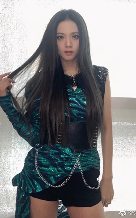 金智秀酷美时尚紧身衣短裤大秀线条感写真照片