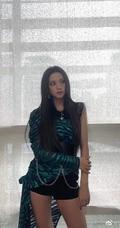金智秀酷美时尚紧身衣短裤大秀线条感写真照片