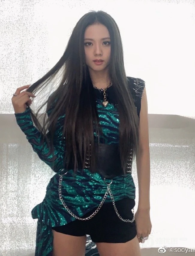 金智秀酷美时尚紧身衣短裤大秀线条感写真照片