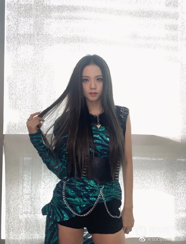金智秀酷美时尚紧身衣短裤大秀线条感写真照片