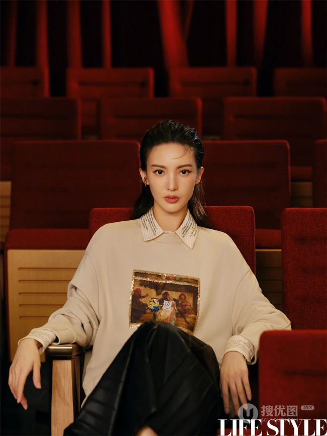 金晨多款靓丽时尚裙装系列现身影院现场杂志写真大片