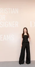 孟美岐气质美肩好动人，孟美岐全黑look露肩装参加某活动写真图片