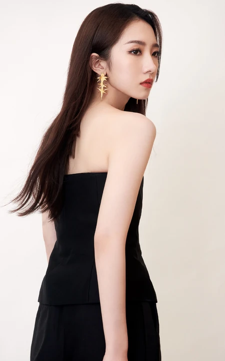 孟美岐气质美肩好动人，孟美岐全黑look露肩装参加某活动写真图片