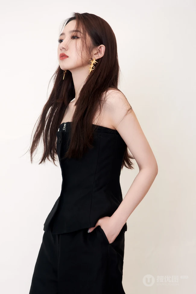孟美岐气质美肩好动人，孟美岐全黑look露肩装参加某活动写真图片