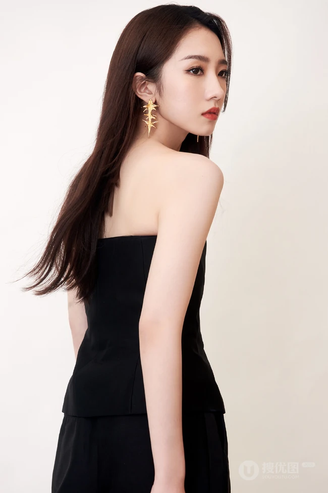 孟美岐气质美肩好动人，孟美岐全黑look露肩装参加某活动写真图片