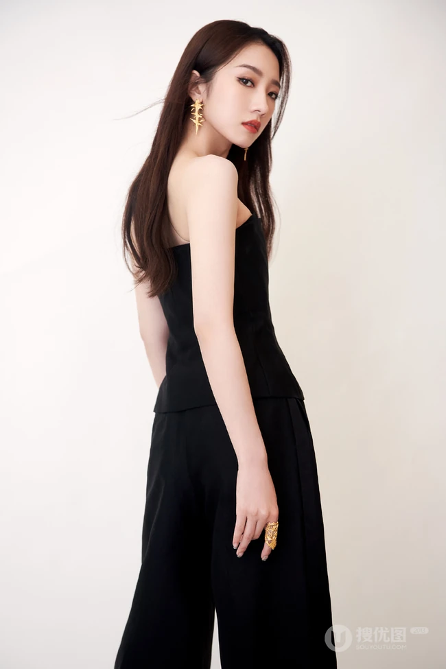 孟美岐气质美肩好动人，孟美岐全黑look露肩装参加某活动写真图片