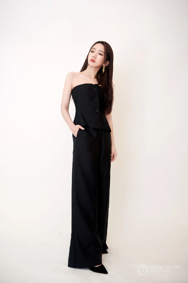 孟美岐气质美肩好动人，孟美岐全黑look露肩装参加某活动写真图片