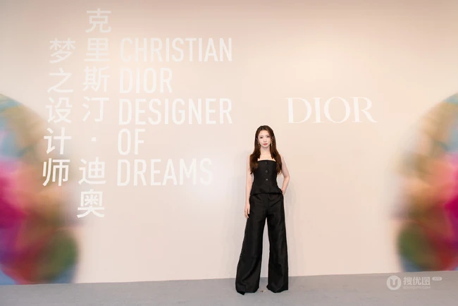 孟美岐气质美肩好动人，孟美岐全黑look露肩装参加某活动写真图片
