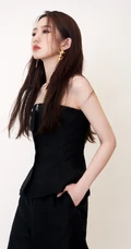 孟美岐气质美肩好动人，孟美岐全黑look露肩装参加某活动写真图片