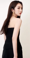 孟美岐气质美肩好动人，孟美岐全黑look露肩装参加某活动写真图片