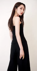 孟美岐气质美肩好动人，孟美岐全黑look露肩装参加某活动写真图片