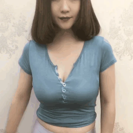 身材很好，跳舞不是你强项，短发匀称女生对着镜头尬舞动态图片
