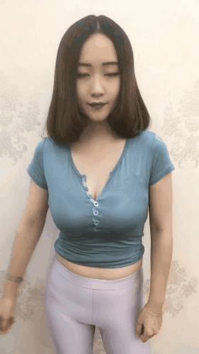 身材很好，跳舞不是你强项，短发匀称女生对着镜头尬舞动态图片