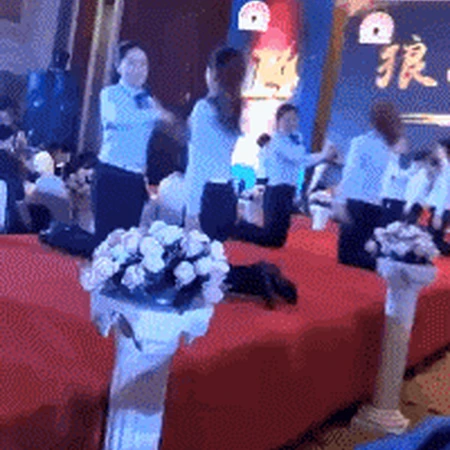 互扇巴掌，要不要这么&ldquo;狼性&rdquo;，这种团队不久是耍人玩吗？