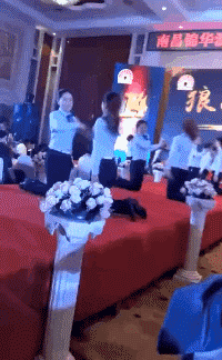 互扇巴掌，要不要这么&ldquo;狼性&rdquo;，这种团队不久是耍人玩吗？