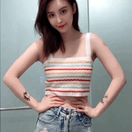这搔首弄姿的样子，真是受不了啦！女生镜头前卖弄动态图片