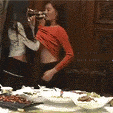 现在这女的和女的喝交杯酒也这么狠的吗？