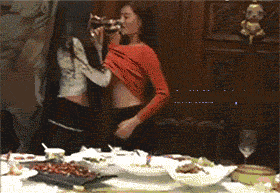现在这女的和女的喝交杯酒也这么狠的吗？