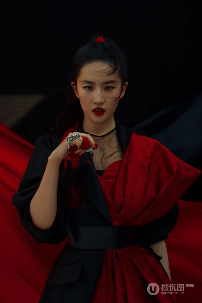 刘亦菲《花木兰》宣传写真，古典古典装红衣着身，一展飒爽英姿