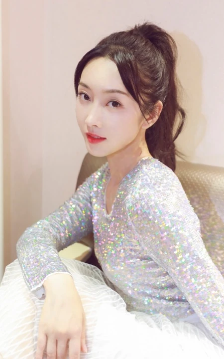 宣璐气质轻纱白裙亮片装舞蹈服居家写真美照
