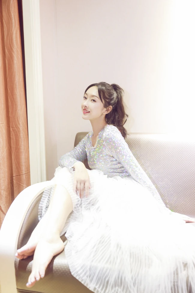宣璐气质轻纱白裙亮片装舞蹈服居家写真美照