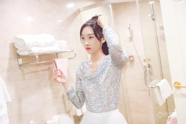 宣璐气质轻纱白裙亮片装舞蹈服居家写真美照