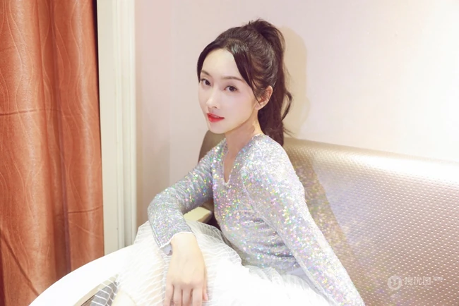宣璐气质轻纱白裙亮片装舞蹈服居家写真美照