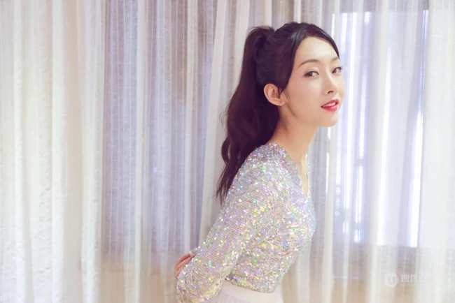 宣璐气质轻纱白裙亮片装舞蹈服居家写真美照