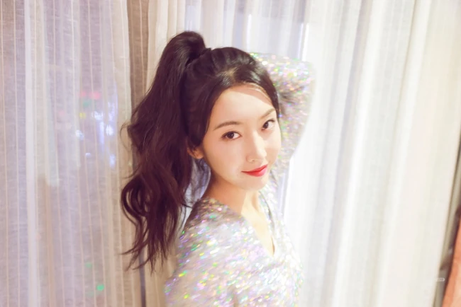 宣璐气质轻纱白裙亮片装舞蹈服居家写真美照