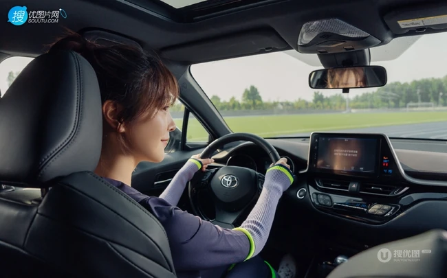 何杜娟化身汽车模特，与车同影，运动风穿着，清爽动人