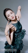 佟丽娅微博晒最新时尚杂志写真集，大背梳发型酷美有型