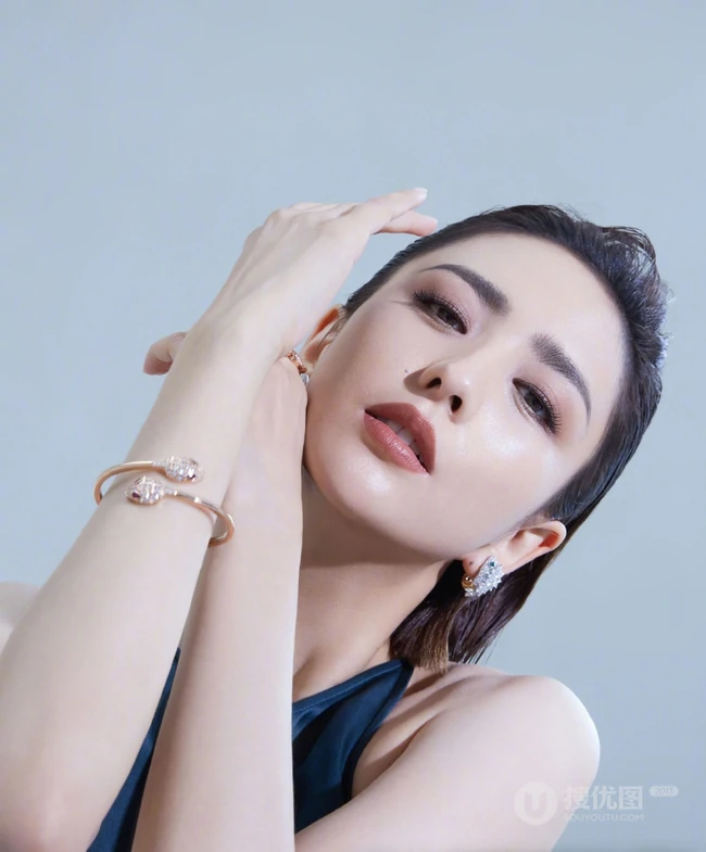 佟丽娅微博晒最新时尚杂志写真集，大背梳发型酷美有型