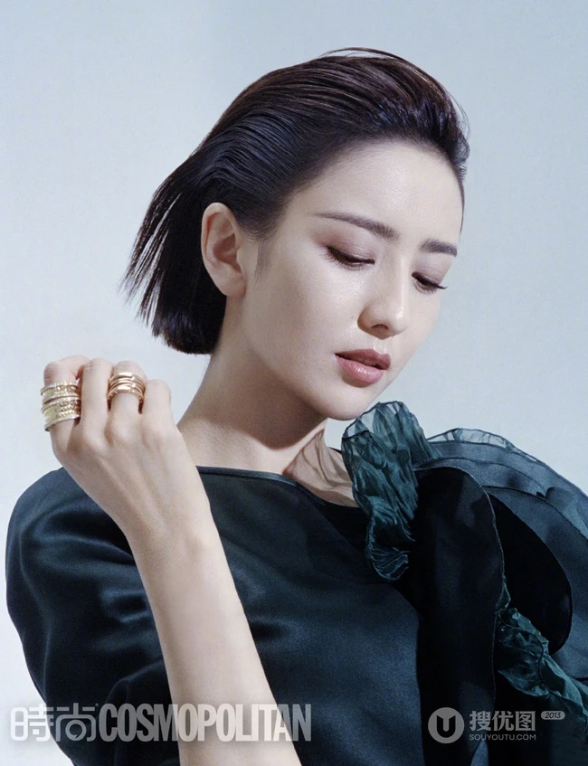 佟丽娅微博晒最新时尚杂志写真集，大背梳发型酷美有型