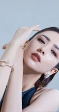 佟丽娅微博晒最新时尚杂志写真集，大背梳发型酷美有型