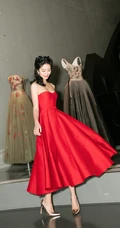 礼裙红裙的魅力，杨采钰时尚红裙尽显完美优雅身形写真美照