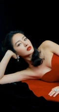 礼裙红裙的魅力，杨采钰时尚红裙尽显完美优雅身形写真美照