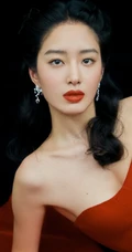 礼裙红裙的魅力，杨采钰时尚红裙尽显完美优雅身形写真美照