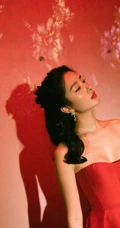 礼裙红裙的魅力，杨采钰时尚红裙尽显完美优雅身形写真美照