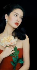 礼裙红裙的魅力，杨采钰时尚红裙尽显完美优雅身形写真美照