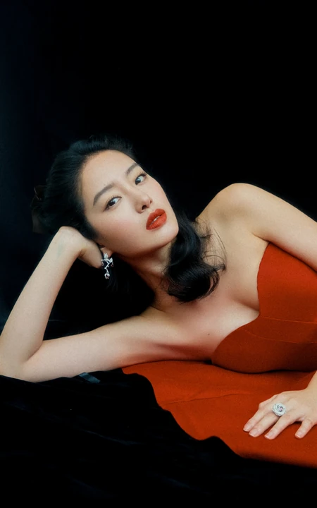 礼裙红裙的魅力，杨采钰时尚红裙尽显完美优雅身形写真美照