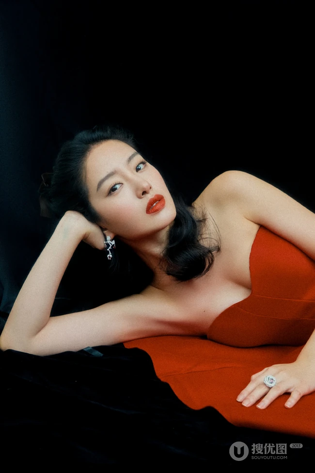 礼裙红裙的魅力，杨采钰时尚红裙尽显完美优雅身形写真美照