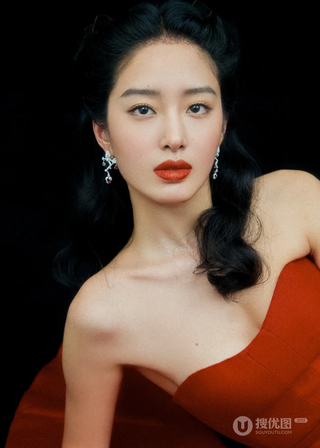 礼裙红裙的魅力，杨采钰时尚红裙尽显完美优雅身形写真美照