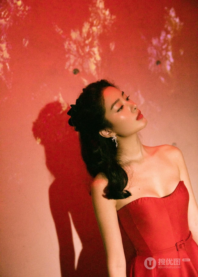 礼裙红裙的魅力，杨采钰时尚红裙尽显完美优雅身形写真美照