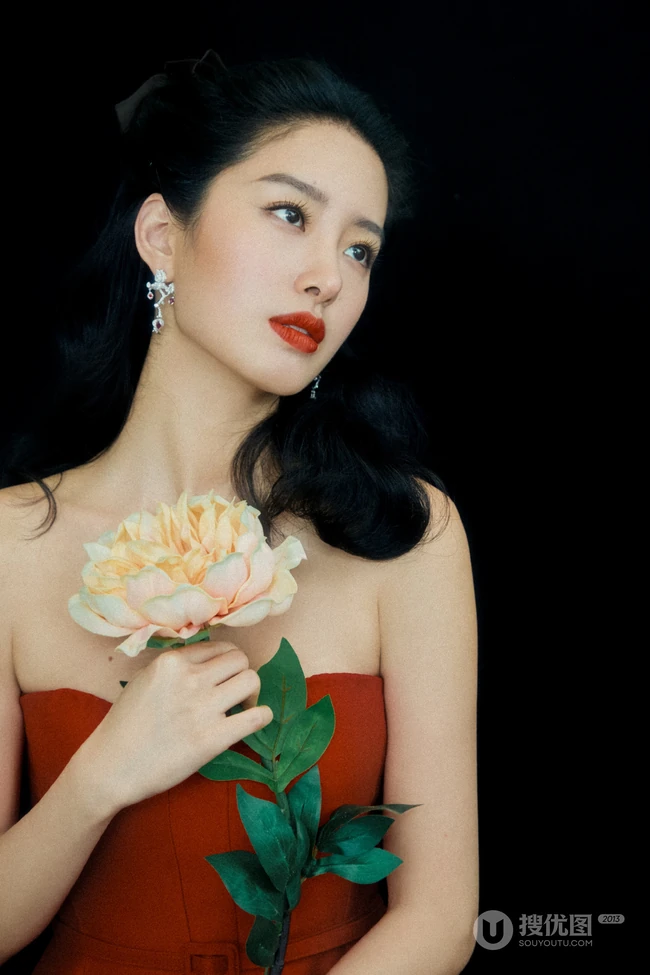 礼裙红裙的魅力，杨采钰时尚红裙尽显完美优雅身形写真美照