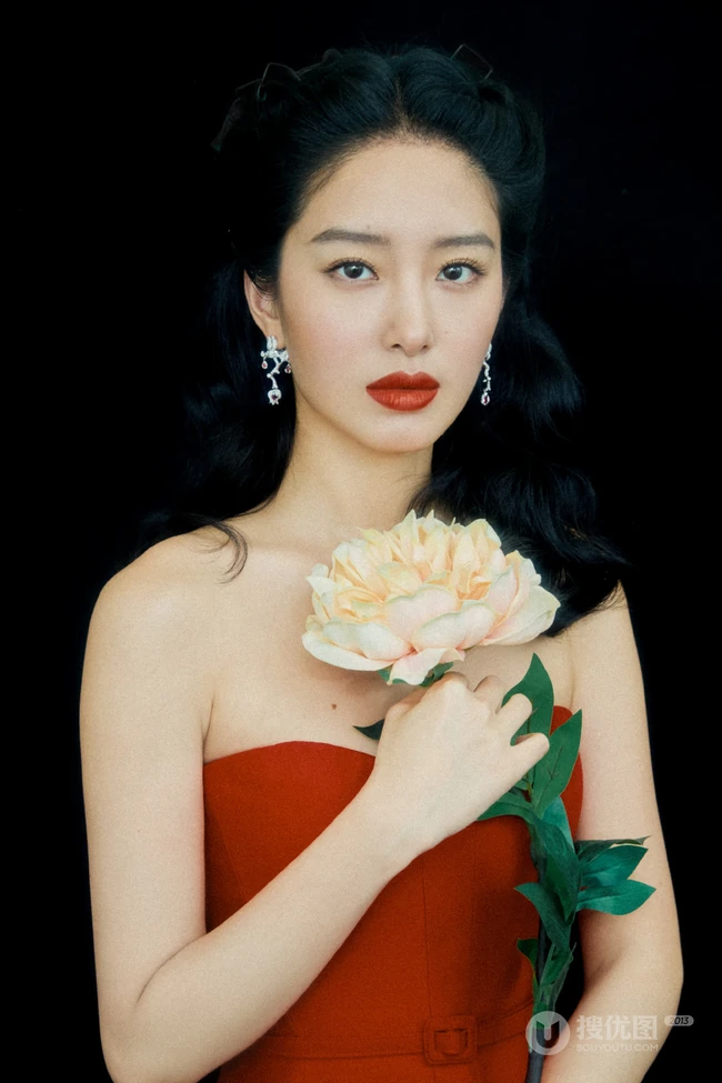 礼裙红裙的魅力，杨采钰时尚红裙尽显完美优雅身形写真美照