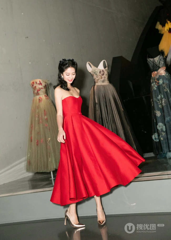 礼裙红裙的魅力，杨采钰时尚红裙尽显完美优雅身形写真美照